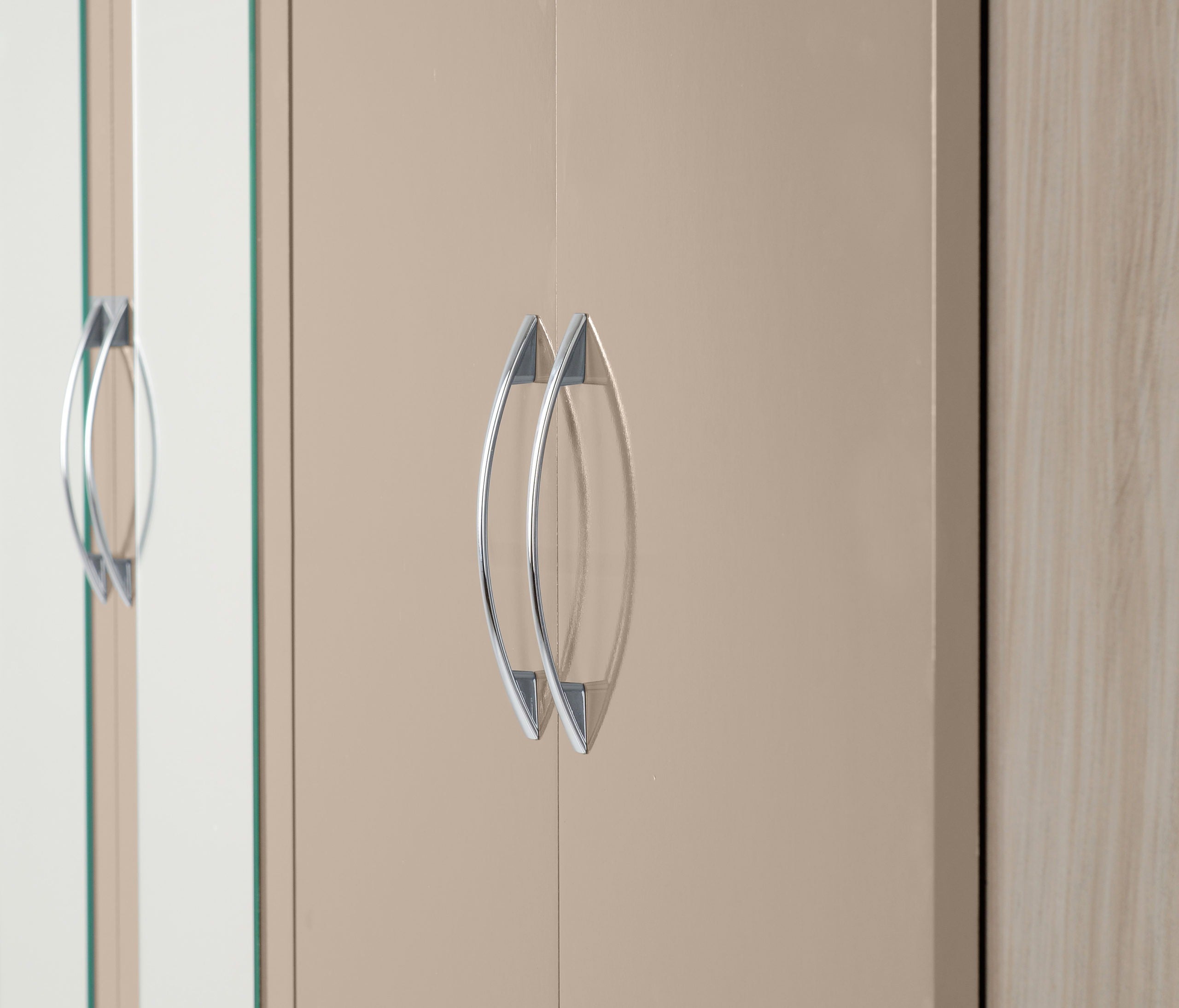 Nevada 6 Door 2 Drawer Mirrored Wardrobe Oyster Gloss/Light Oak Effect Veneer